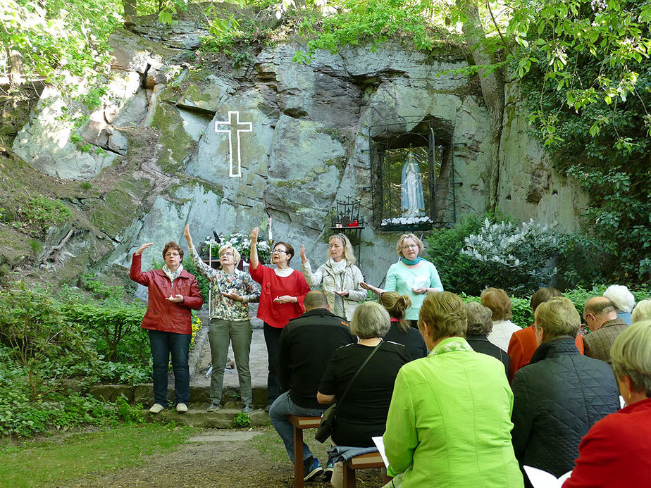 Maiandacht mit Krönung der Fatima-Madonna (Foto: Karl-Franz Thiede)